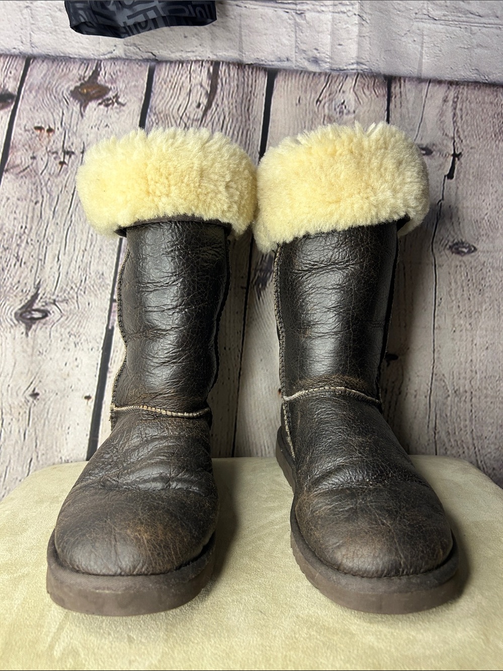 Ugg Australian tall bomber boots 5804 brown leather sheepskin lined size W7